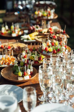 Çeşitli atıştırmalıklar, sandviçler, çilekler ve diğer atıştırmalıklar..