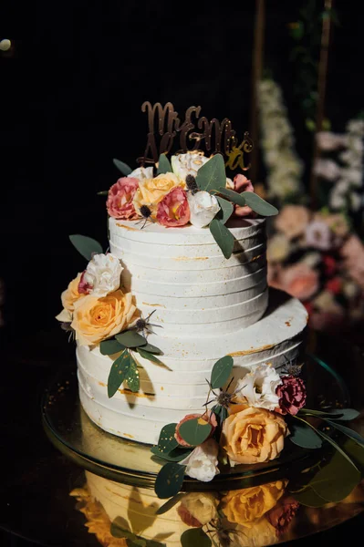 漂亮的婚礼拱门，有鲜花和一个大的结婚蛋糕. — 图库照片