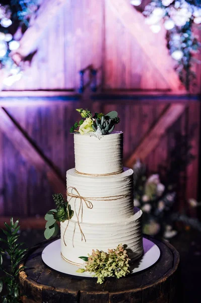 漂亮的婚礼拱门,木制装饰门,鲜花.一个大结婚蛋糕. — 图库照片