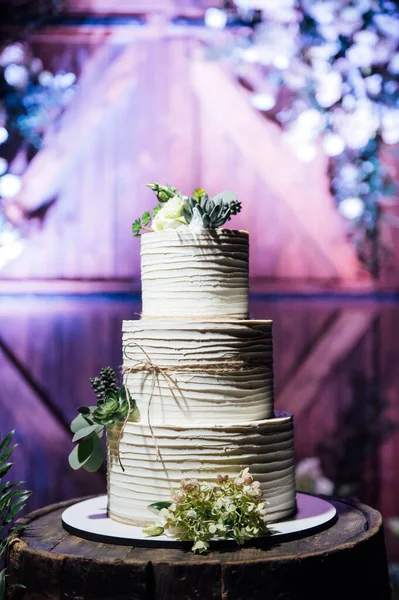 木製の装飾的なドアや花と美しい結婚式のアーチ。結婚式のケーキ. — ストック写真