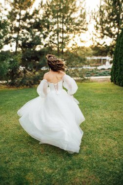 Bahçede çalışan güzel gelinim