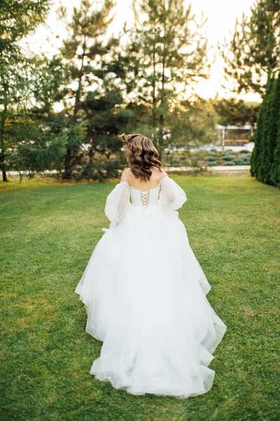 Bahçede çalışan güzel gelinim