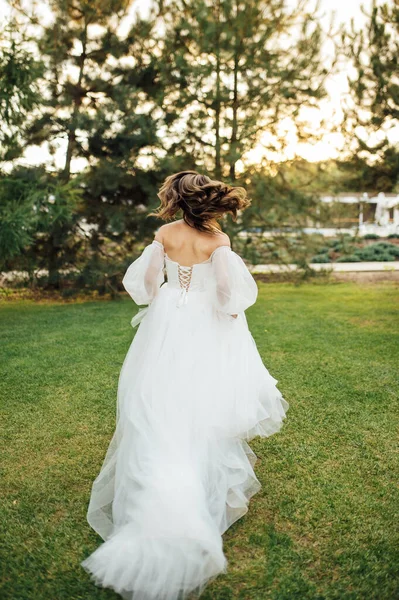 Красива весільна наречена біжить в саду — стокове фото