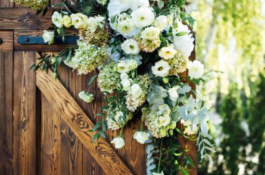 Açık hava düğünü için güzel bir yer. Büyük ahşap bir kapı ve bir sürü çiçekle süslenmiş kemer..