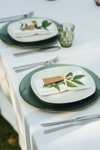 Boda. Banquete. Las sillas y la mesa redonda para los huéspedes, servidas con cubiertos . — Foto de Stock