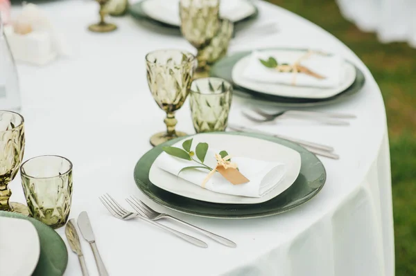 Boda. Banquete. Las sillas y la mesa redonda para los huéspedes, servidas con cubiertos . — Foto de Stock