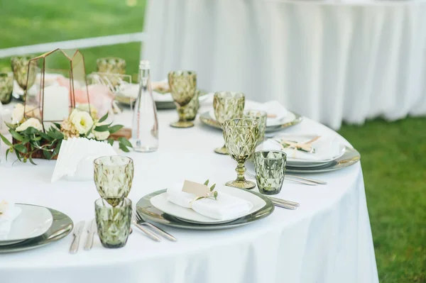 Wedding. Banquet. The chairs and round table for guests, served with cutlery. — Stock Photo, Image