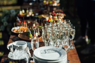 Çeşitli atıştırmalıklar, sandviçler, çilekler ve şampanya bardakları. Düğün konukları için açık büfe