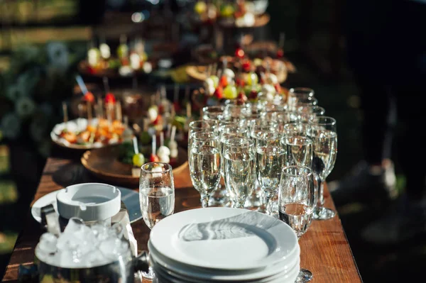 Çeşitli atıştırmalıklar, sandviçler, çilekler ve şampanya bardakları. Düğün konukları için açık büfe