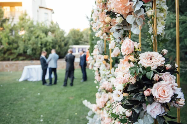 Arco quadrado para uma cerimônia de casamento. flores bonitas — Fotografia de Stock