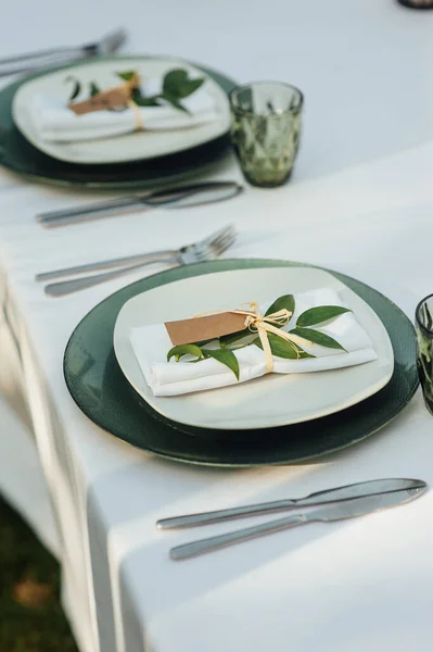 Boda. Banquete. Las sillas y la mesa redonda para los huéspedes, servidas con cubiertos . — Foto de Stock