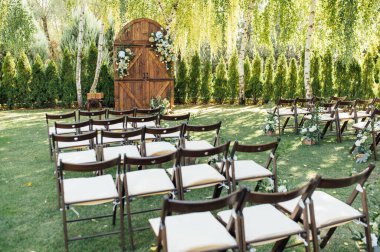 Açık hava düğünü için güzel bir yer. Büyük ahşap bir kapı ve bir sürü çiçekle süslenmiş kemer..