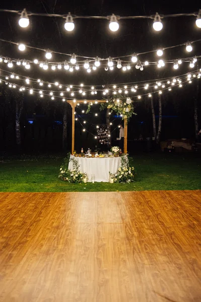 Abstrakt suddig bakgrund av en utomhus bröllop fest mottagning — Stockfoto