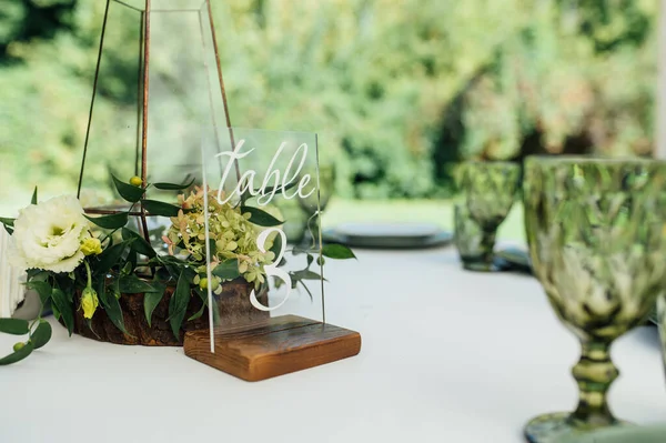 Dukning av bröllopsbord och dekorationer. Glas och plåt — Stockfoto