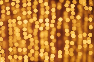 Siyah arkaplana odaklanmış, soyut sarı ışık. LED ışığın Bokeh fotoğrafı.