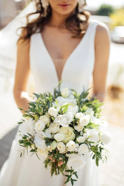 Nevěsta držící kytici růží, bobulí a eustomu — Stock fotografie
