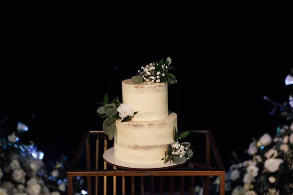 Beautiful wedding cake with flowers and a large wedding arch. — ストック写真