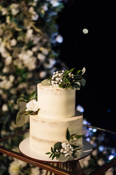 Beautiful wedding cake with flowers and a large wedding arch. — ストック写真