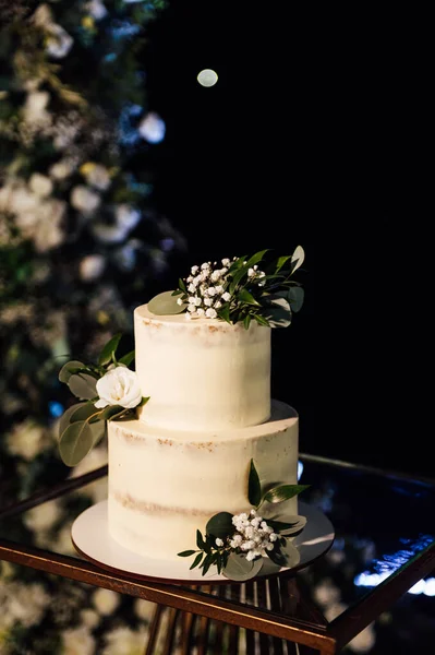 漂亮的结婚蛋糕，有花朵和一个大的婚礼拱门. — 图库照片