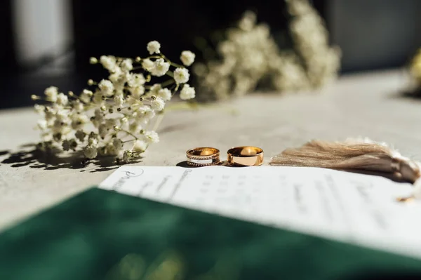 Ramo de novia y anillos de boda en la ventana — Foto de Stock