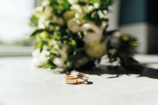 Ramo de novia y anillos de boda en la ventana — Foto de Stock