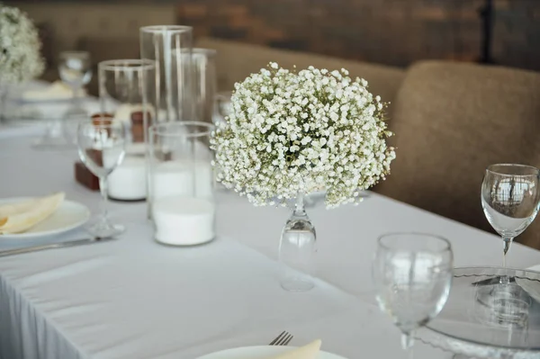 Wedding table setting for guests in a restaurant — стоковое фото