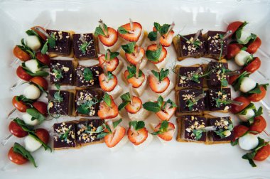 Masada konuklar için çok çeşitli atıştırmalıklar var. Karides, haşlanmış domuz eti, çeşitli et ve diğer ürünler.