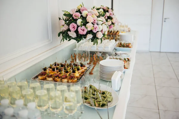 A wide variety of snacks on the table for guests. Shrimp, boiled pork, various types of meat and other products — Stock Photo, Image