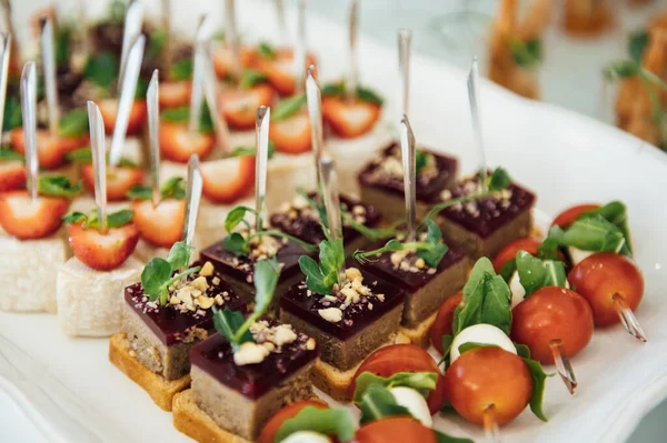 Masada konuklar için çok çeşitli atıştırmalıklar var. Karides, haşlanmış domuz eti, çeşitli et ve diğer ürünler.