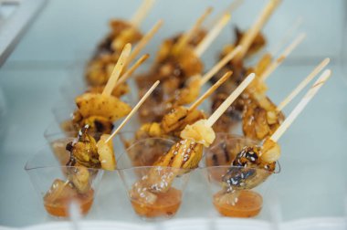 Masada konuklar için çok çeşitli atıştırmalıklar var. Karides, haşlanmış domuz eti, çeşitli et ve diğer ürünler.