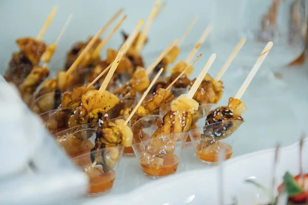 Masada konuklar için çok çeşitli atıştırmalıklar var. Karides, haşlanmış domuz eti, çeşitli et ve diğer ürünler.