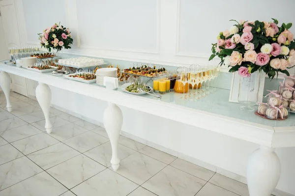 A wide variety of snacks on the table for guests. Shrimp, boiled pork, various types of meat and other products — Stock Photo, Image