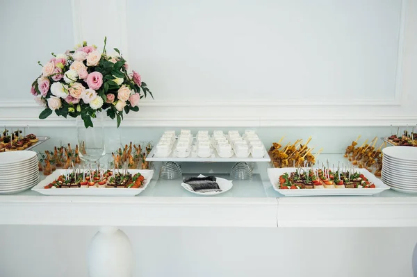 Masada konuklar için çok çeşitli atıştırmalıklar var. Karides, haşlanmış domuz eti, çeşitli et ve diğer ürünler.