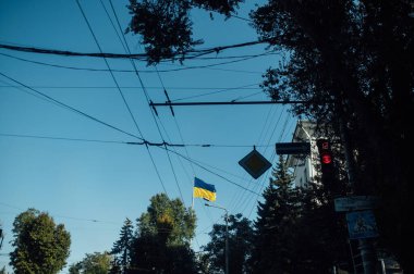 Büyük ulusal Ukrayna bayrağı mavi gökyüzünde dalgalanıyor.
