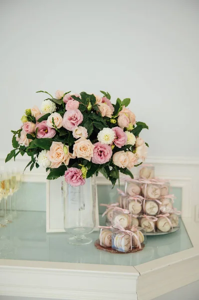 Läckra rosa makaroner för gäster. bröllopsceremoni — Stockfoto