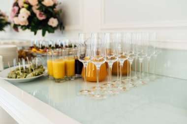 Şölende bir kadeh şampanya, şarap kadehinde beyaz şarap, şenlik havası..