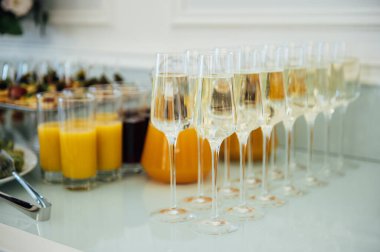 Şölende bir kadeh şampanya, şarap kadehinde beyaz şarap, şenlik havası..