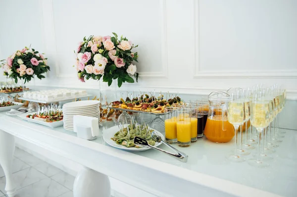 Şölende bir kadeh şampanya, şarap kadehinde beyaz şarap, şenlik havası..