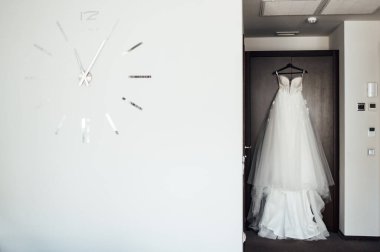 Törenden önce, omuzlarında beyaz gelinlik.