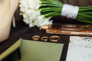 Yüzüklü ve buketli düğün davetiyesi. Parfümle.