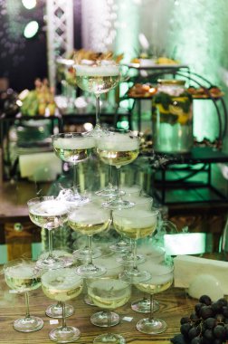 Şampanya kadehleri partide bir kulede duruyor..