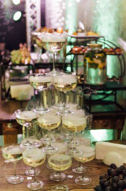 Şampanya kadehleri partide bir kulede duruyor..