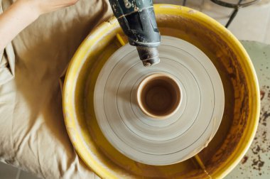 Bir çömlekçi elleri. Çömlekçilik direksiyonda seramik kap yapma potter.