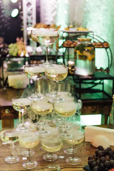 Şampanya kadehleri partide bir kulede duruyor..