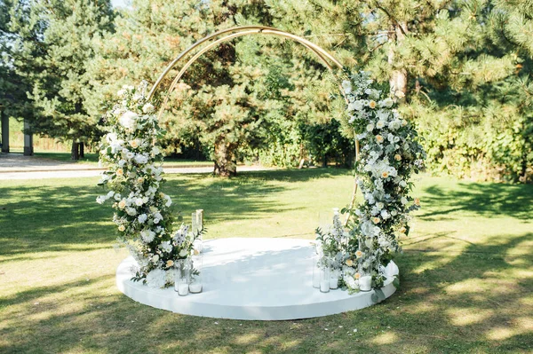 Una Ceremonia Exterior Muy Hermosa Boda Clásica Bosque Arco Metal — Foto de Stock