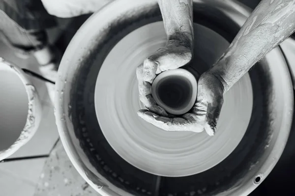 陶工の手 陶器のホイールに陶磁器の鍋を作る陶芸家します — ストック写真