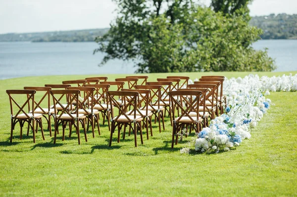 Cerimônia Livre Incrivelmente Bonita Grama Verde Cadeiras Madeira Flores Frescas — Fotografia de Stock