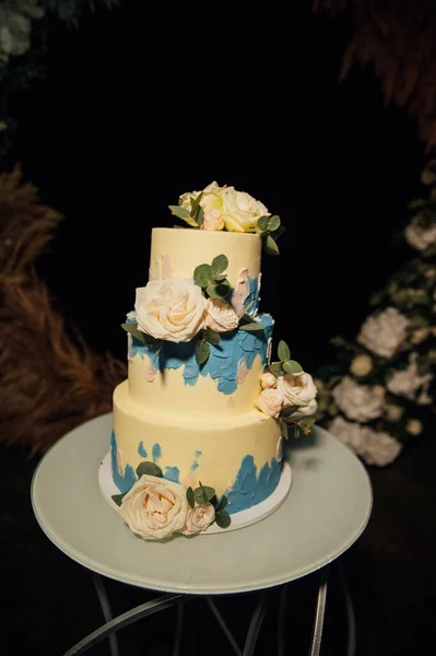 Свадебный Торт Свадьбе Вечером Фоне Арки — стоковое фото