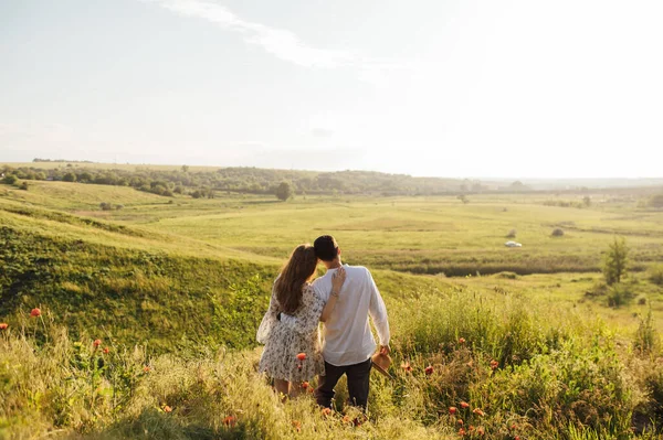 Glückliches Paar Läuft Und Flirtet Frühling Zwischen Dem Gras Auf — Stockfoto