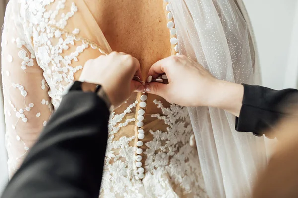 Die Braut Zieht Ein Weißes Brautkleid Aus Spitze Mutter Und — Stockfoto